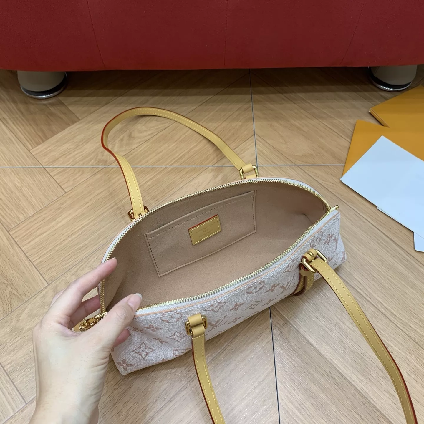 루이비통 스콰이어 가로형 레진 가죽 라이더 숄더백 상세 이미지 8