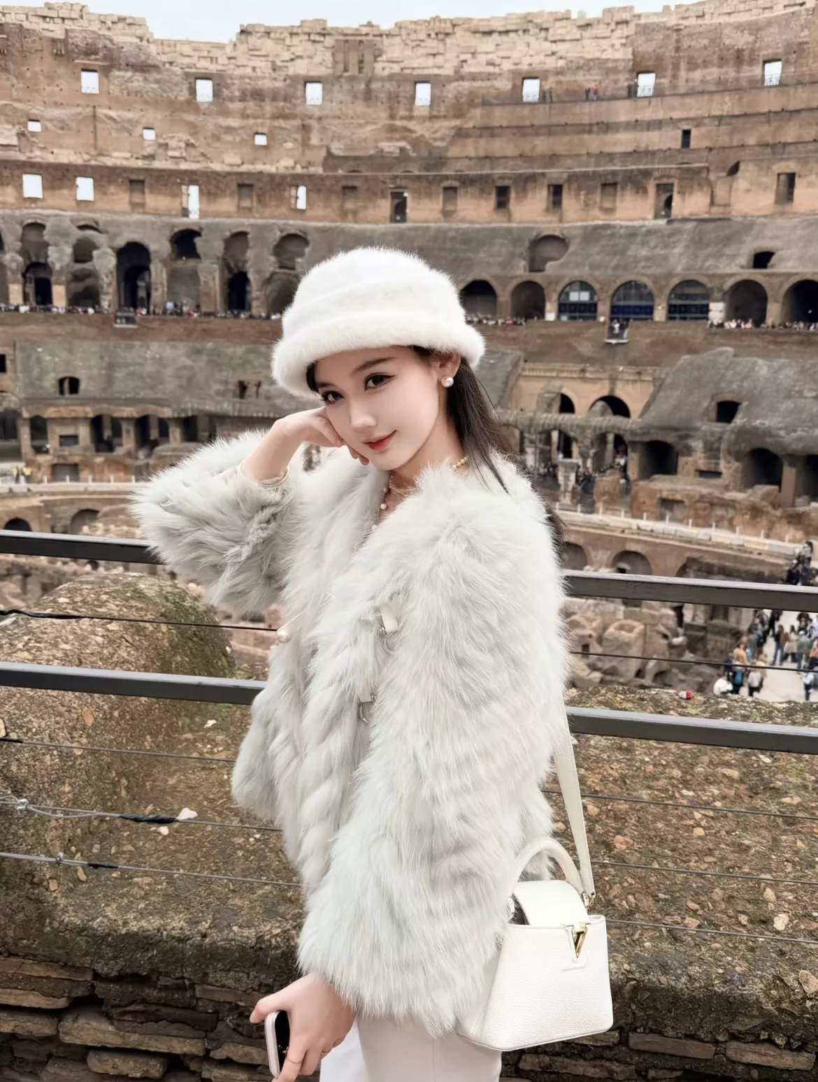 루이비통 카퓌신 미니 화이트 토트백 상세 이미지 33