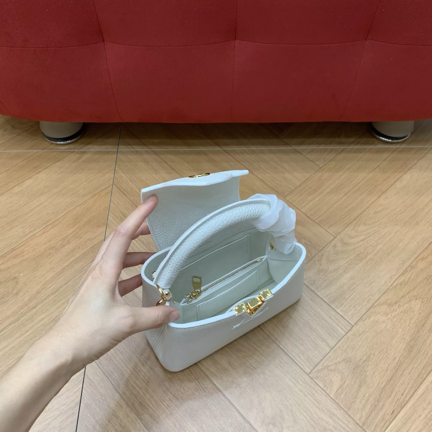 루이비통 카퓌신 미니 화이트 토트백 상세 이미지 27
