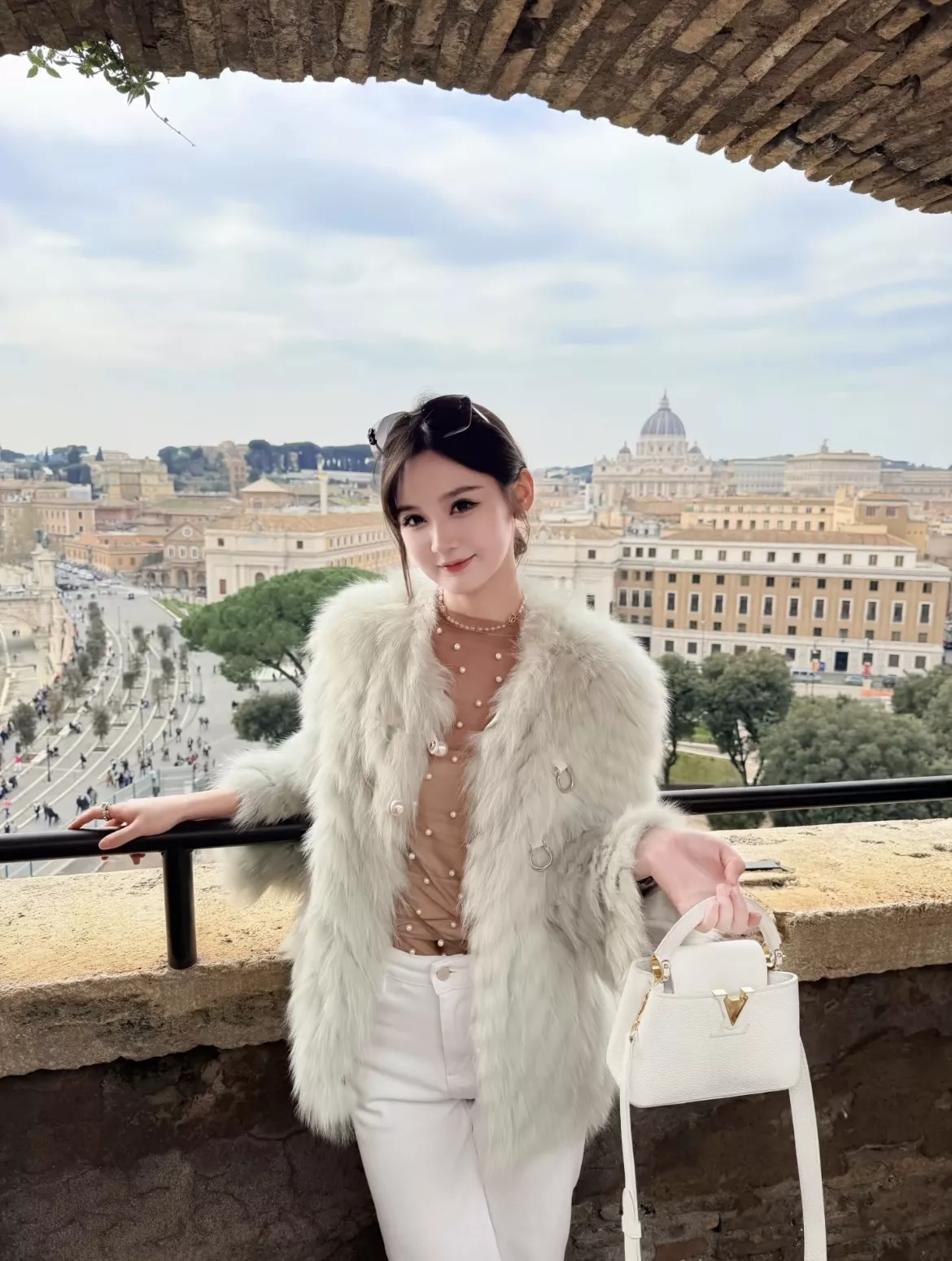 루이비통 카퓌신 미니 화이트 토트백 상세 이미지 32