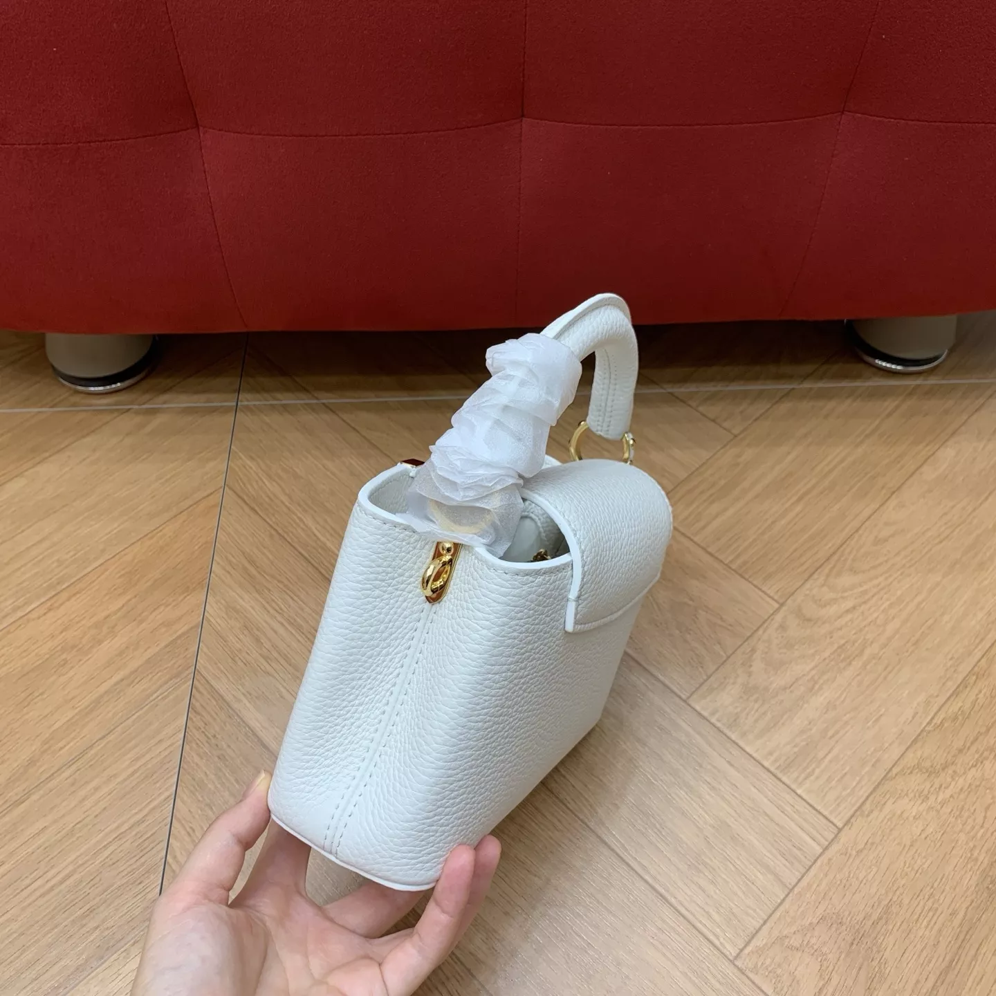 루이비통 카퓌신 미니 화이트 토트백 상세 이미지 24