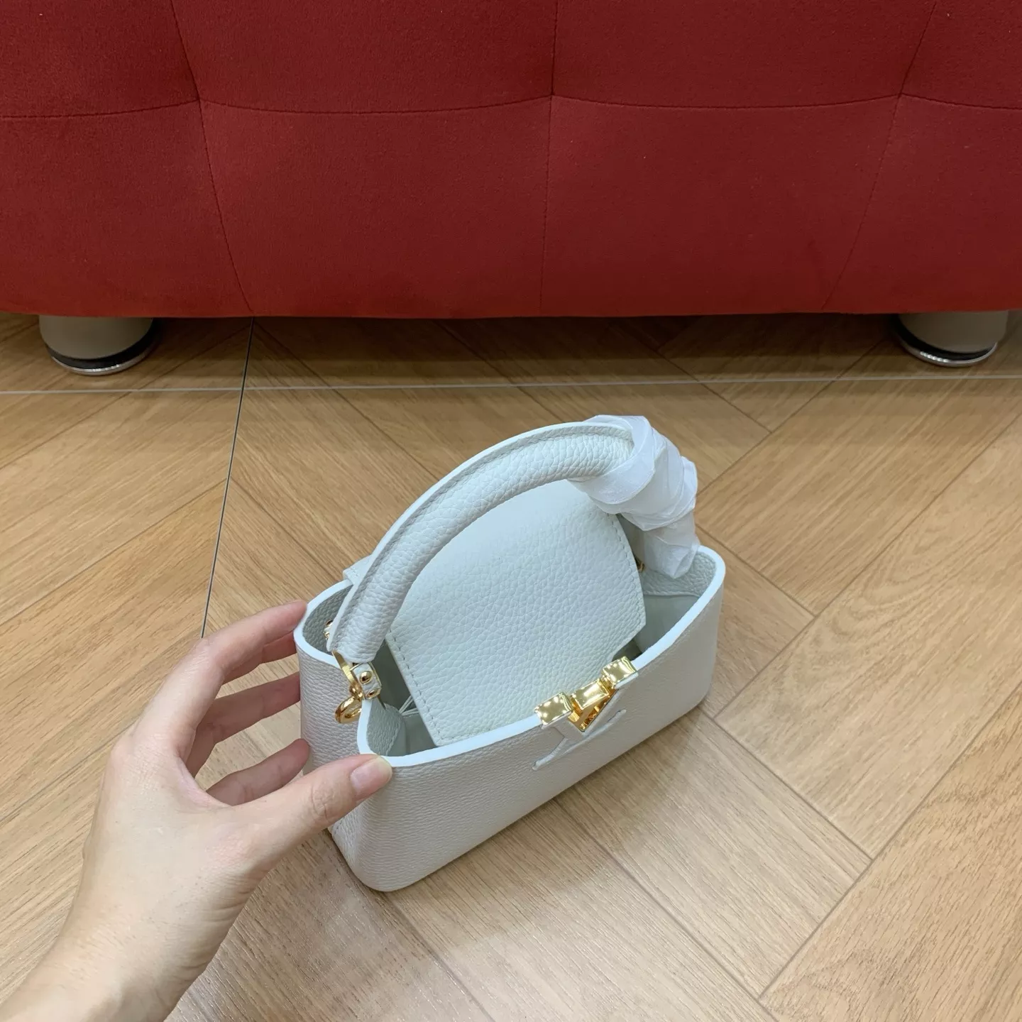 루이비통 카퓌신 미니 화이트 토트백 상세 이미지 26