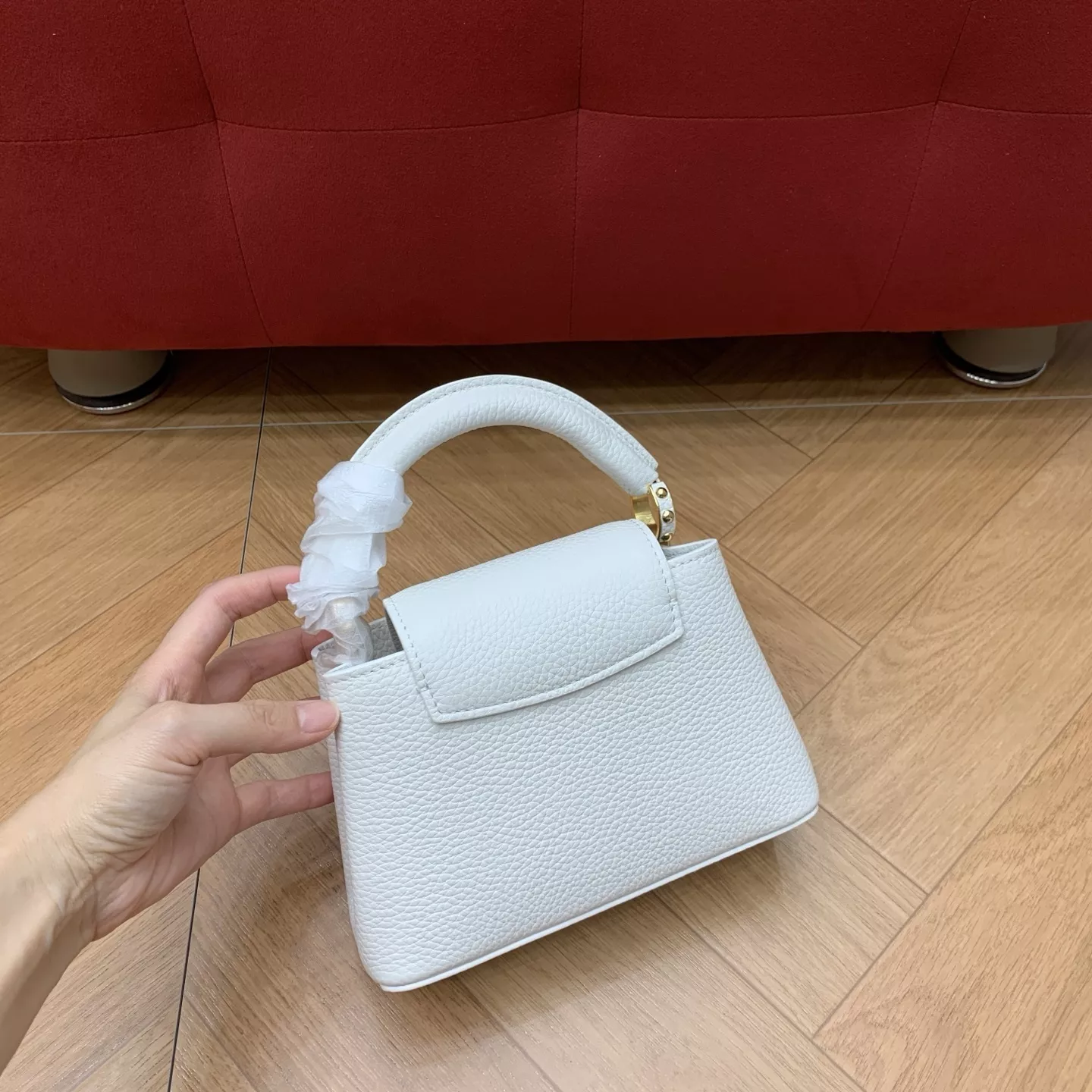 루이비통 카퓌신 미니 화이트 토트백 상세 이미지 21