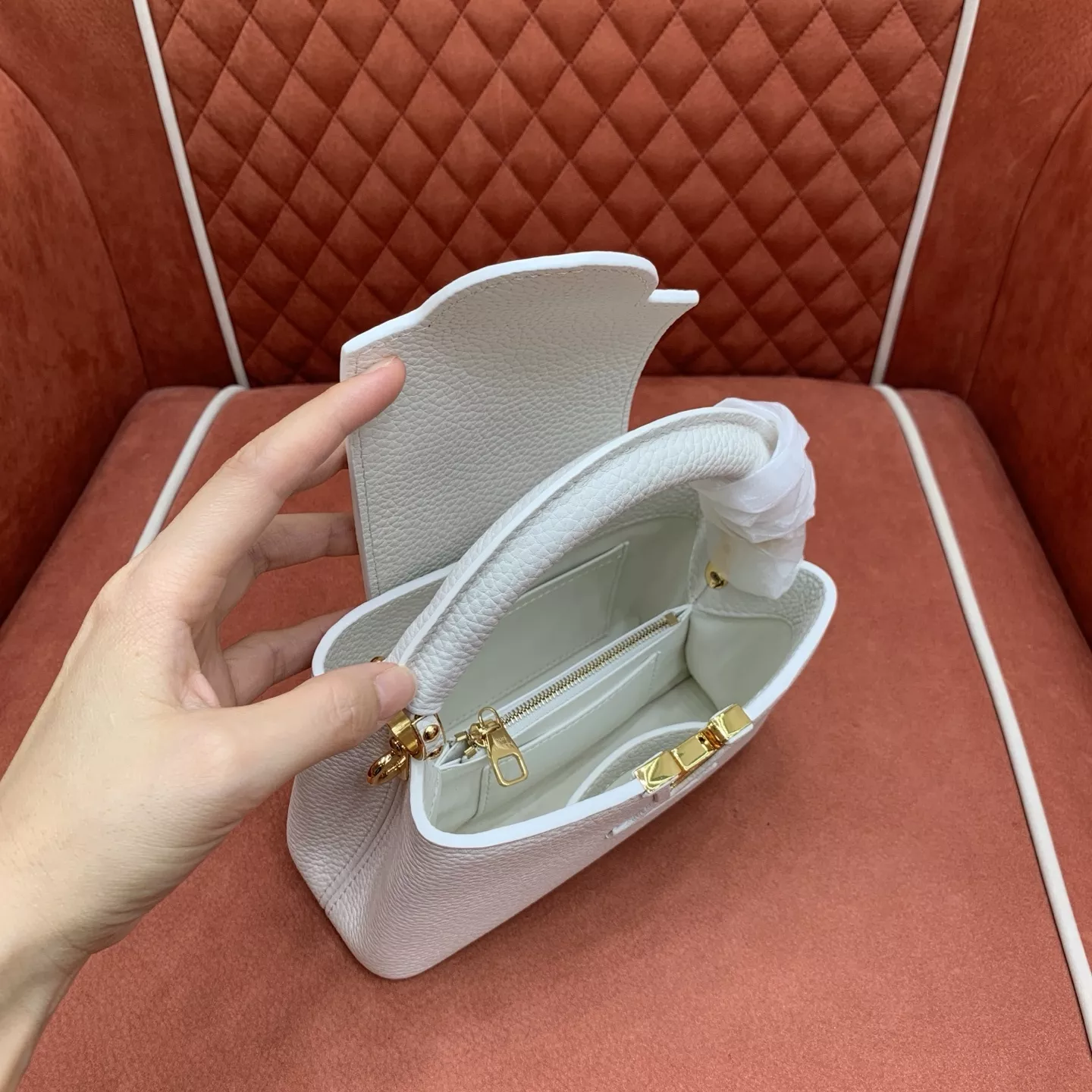 루이비통 카퓌신 미니 화이트 토트백 상세 이미지 8