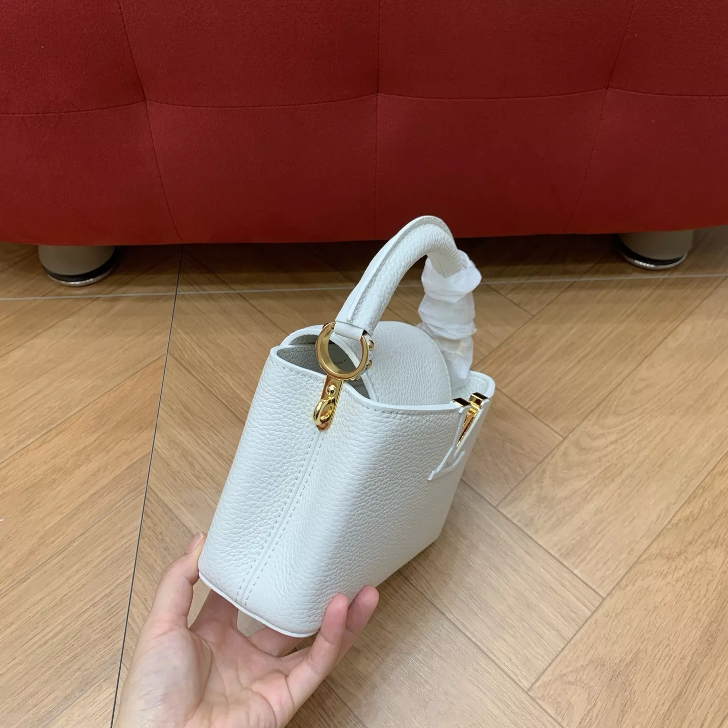 루이비통 카퓌신 미니 화이트 토트백 상세 이미지 22