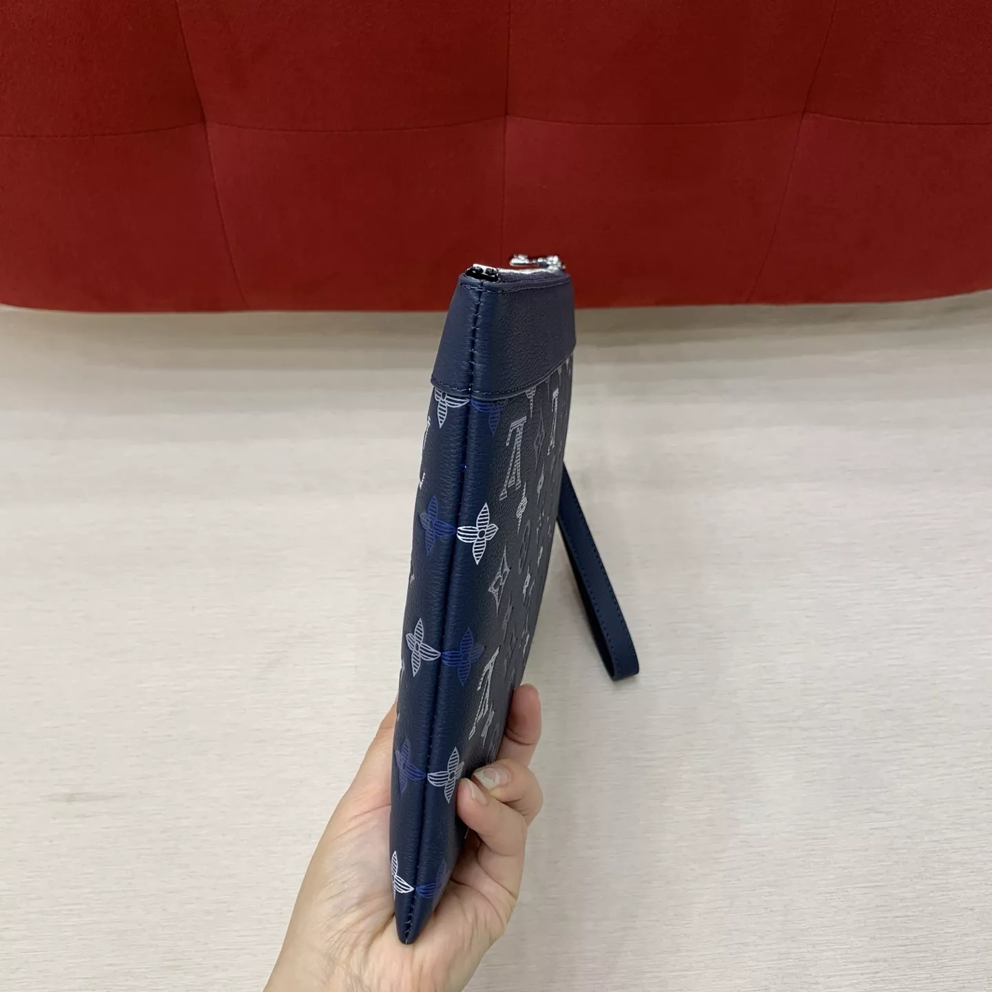 루이비통 그라데이션 로고 블루 카우하이드 스트랩 클러치 상세 이미지 22