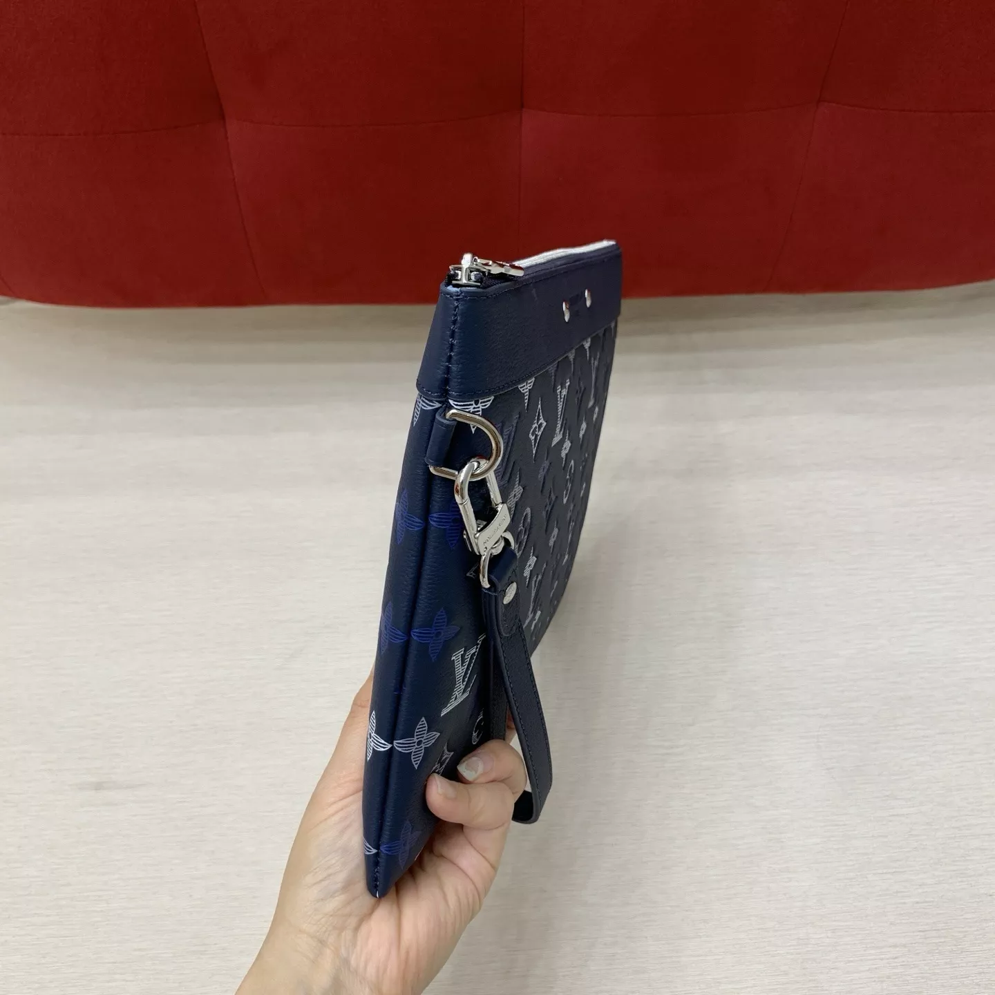 루이비통 그라데이션 로고 블루 카우하이드 스트랩 클러치 상세 이미지 20