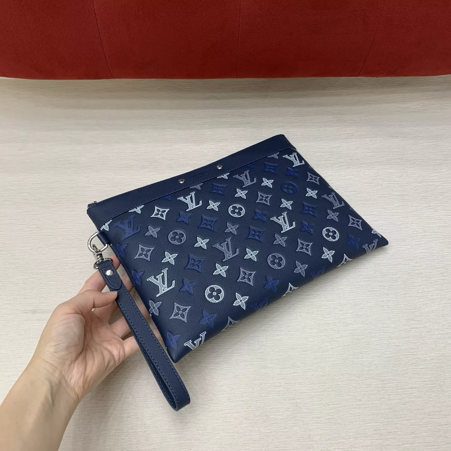 루이비통 그라데이션 로고 블루 카우하이드 스트랩 클러치 상세 이미지 23