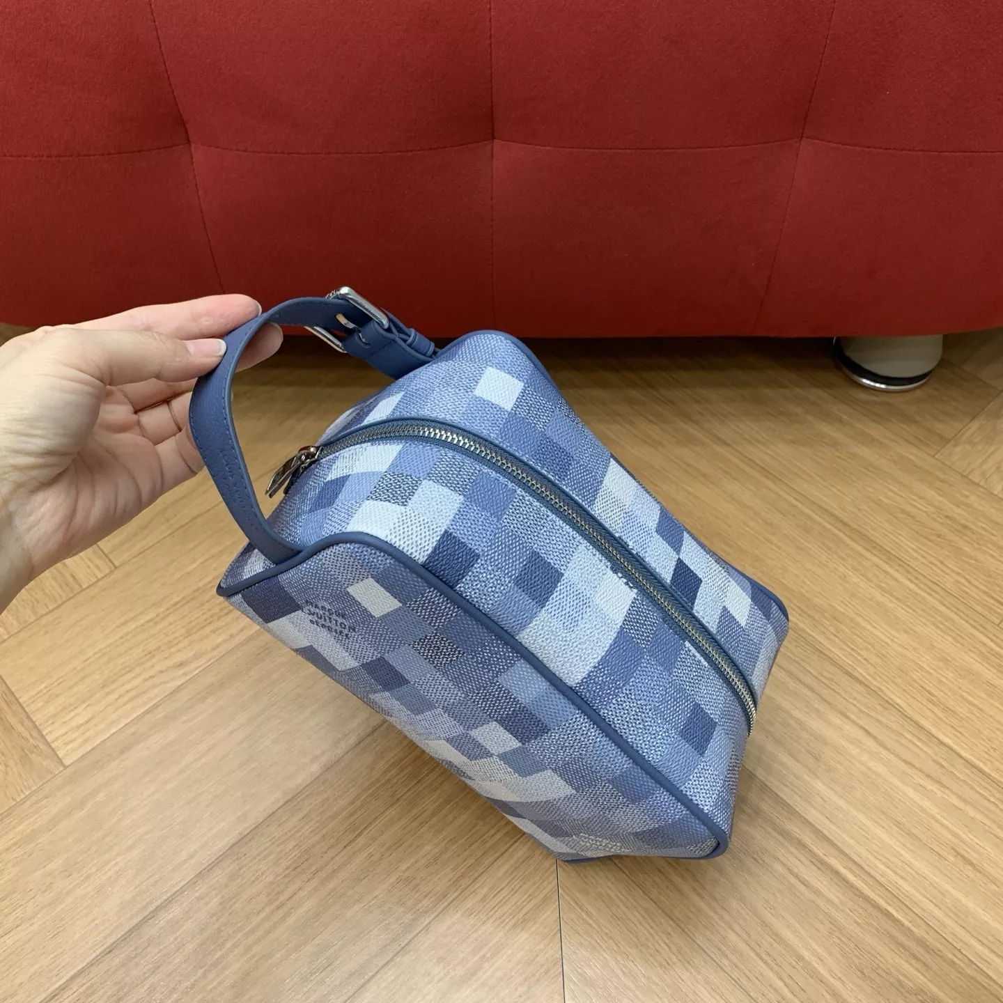 루이비통 그라데이션 블루 다미에 패턴 핸들 파우치 상세 이미지 16