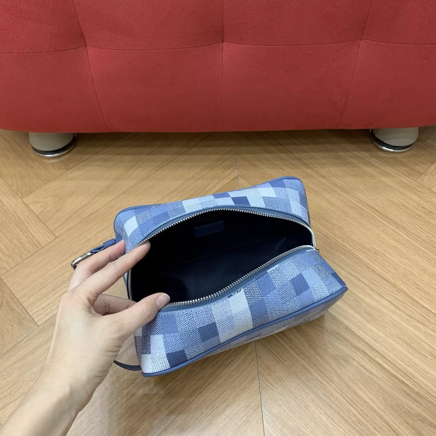 루이비통 그라데이션 블루 다미에 패턴 핸들 파우치 상세 이미지 24