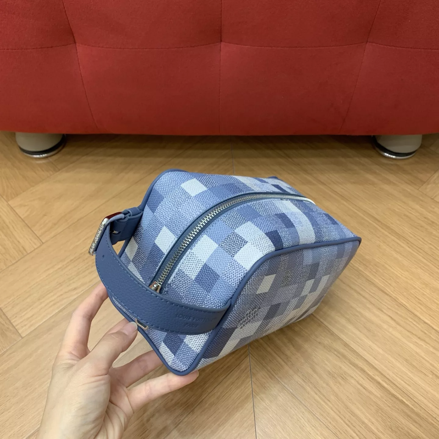 루이비통 그라데이션 블루 다미에 패턴 핸들 파우치 상세 이미지 19