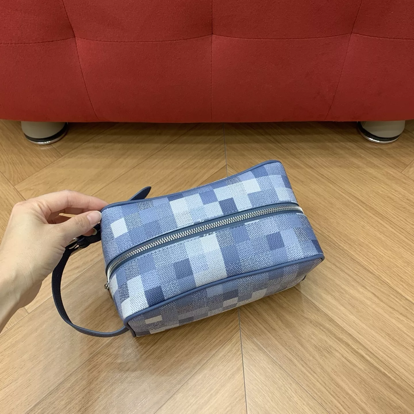 루이비통 그라데이션 블루 다미에 패턴 핸들 파우치 상세 이미지 23