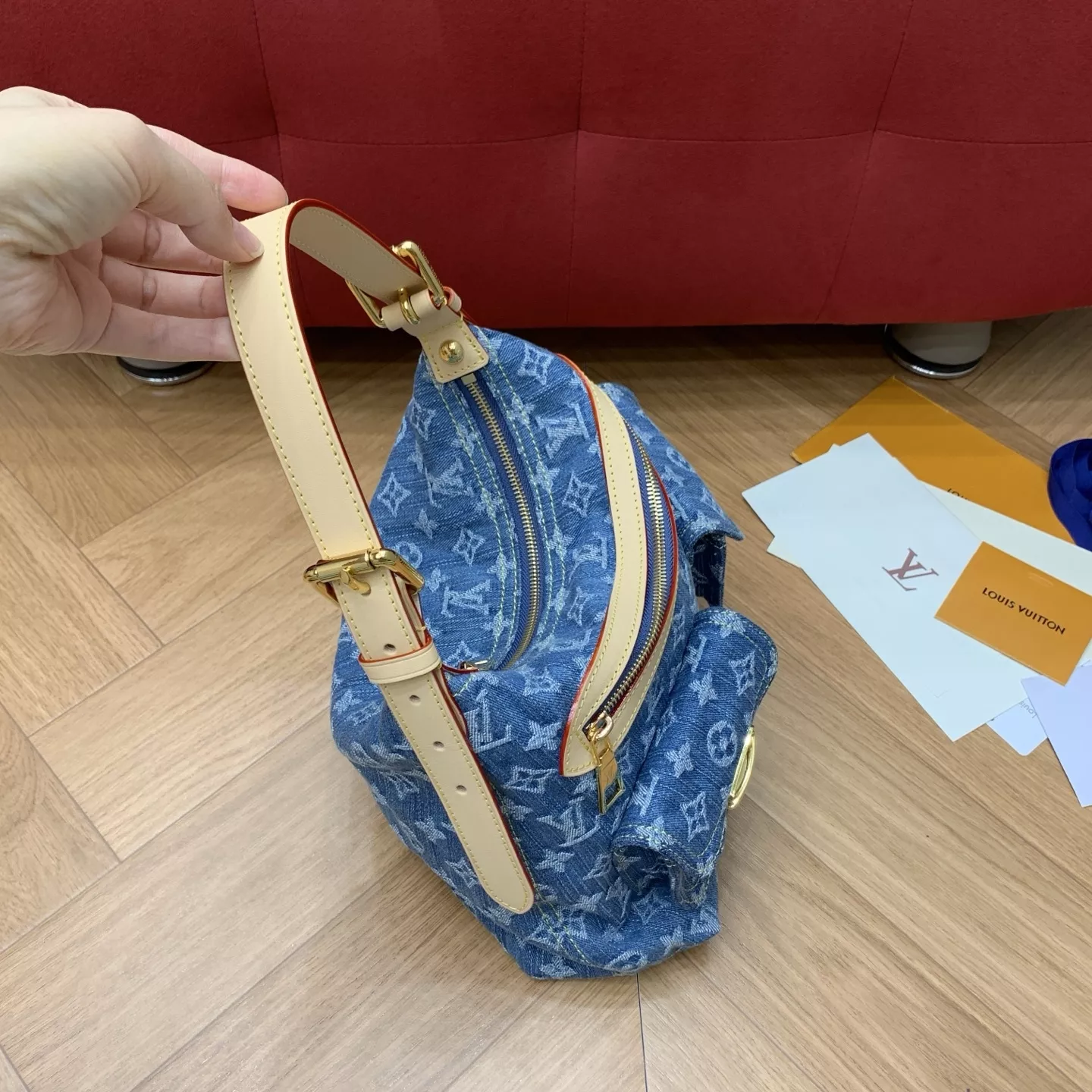루이비통 워싱 데님 배기 숄더백 상세 이미지 24