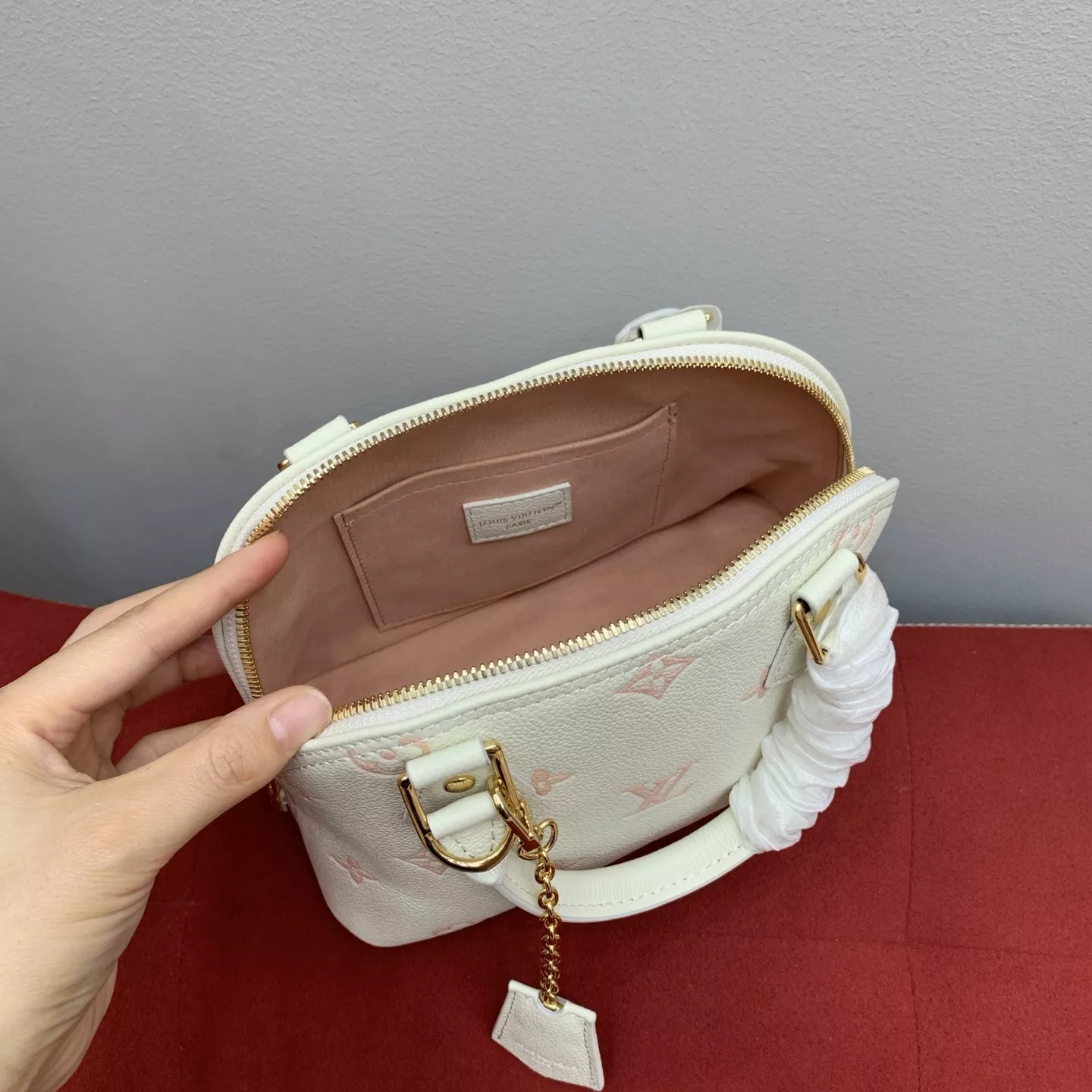 루이비통 알마 BB 엠보 로고 쉘 토트백 상세 이미지 27