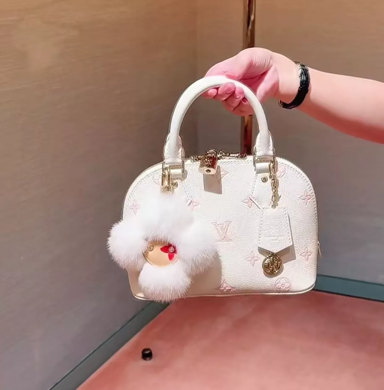루이비통 알마 BB 엠보 로고 쉘 토트백 상세 이미지 37