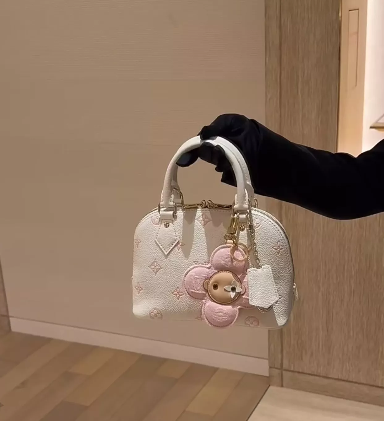 루이비통 알마 BB 엠보 로고 쉘 토트백 상세 이미지 34