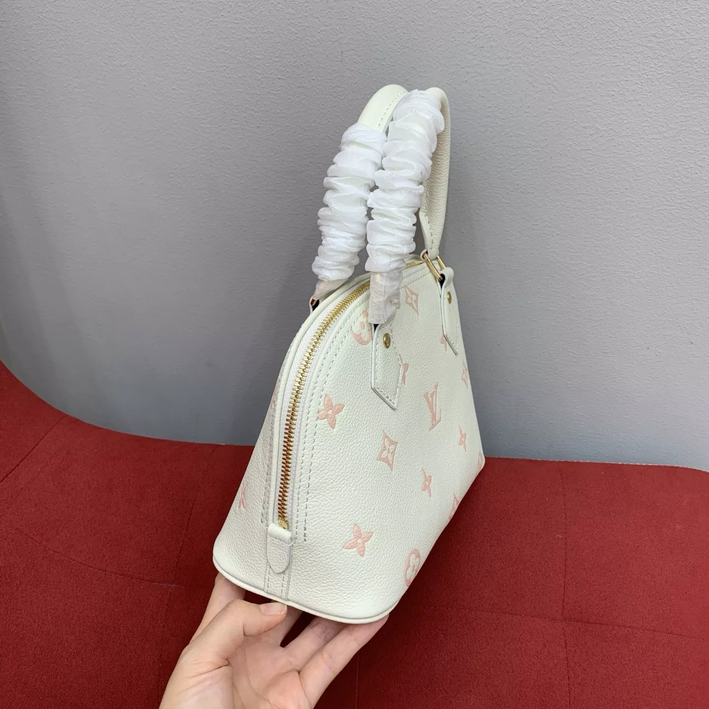 루이비통 알마 BB 엠보 로고 쉘 토트백 상세 이미지 25