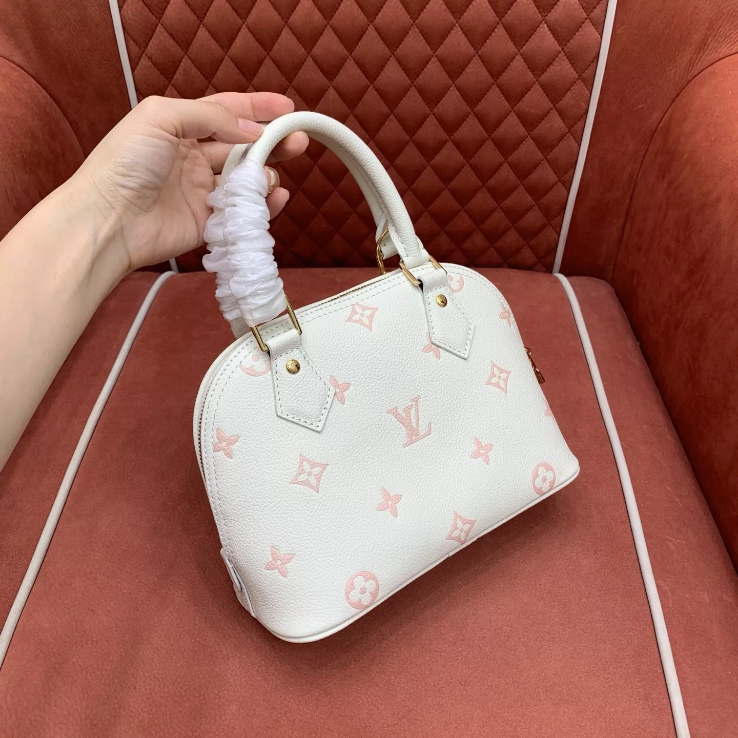 루이비통 알마 BB 엠보 로고 쉘 토트백 상세 이미지 12
