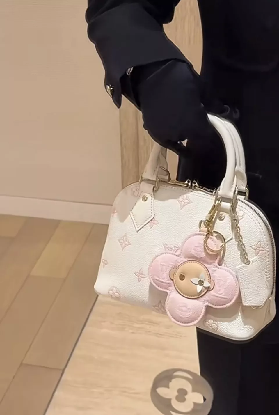 루이비통 알마 BB 엠보 로고 쉘 토트백 상세 이미지 33