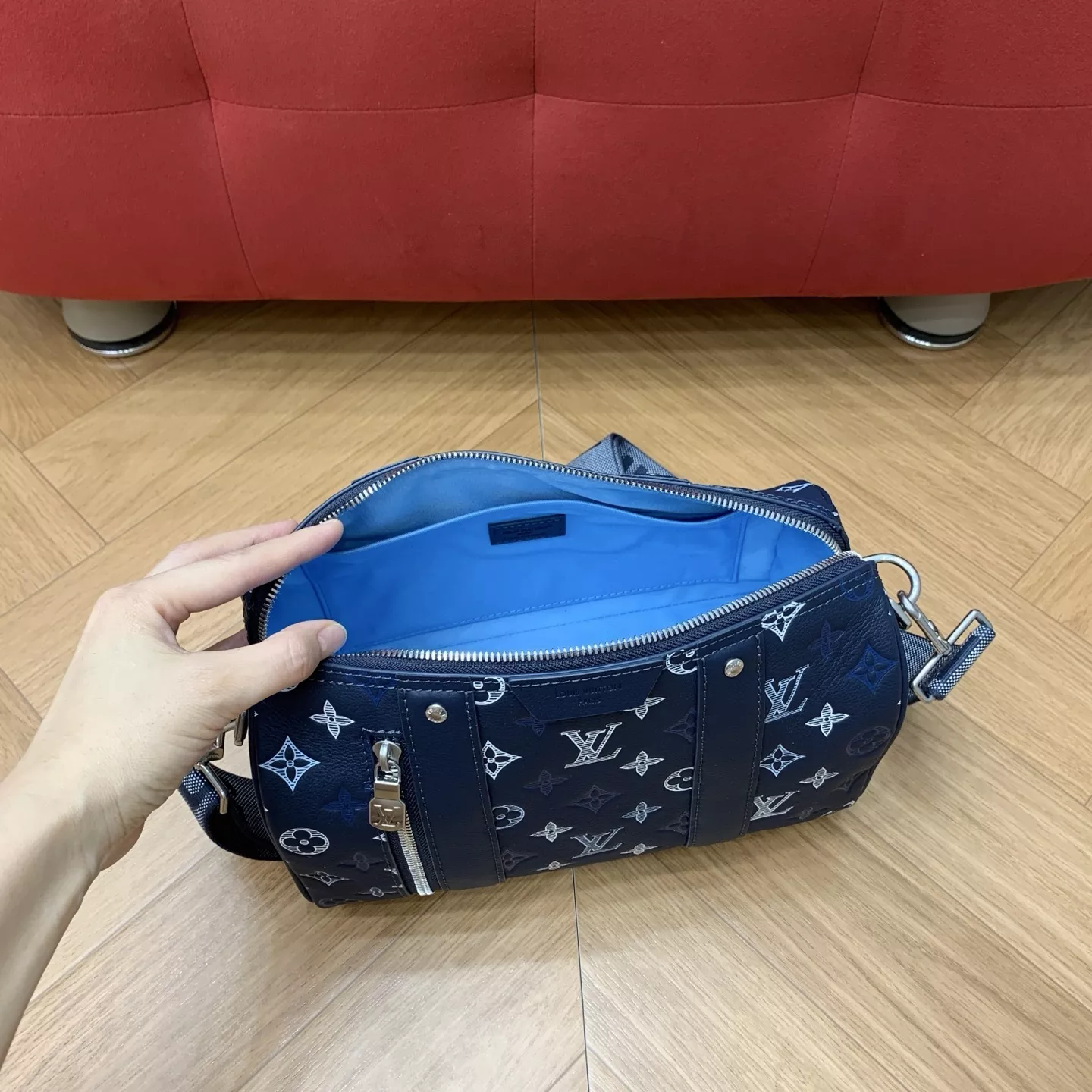 루이비통 그라데이션 로고 엠보 네이비 시티 키폴 보스턴백 상세 이미지 27