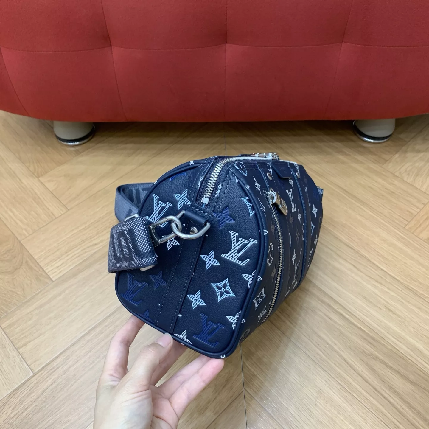 루이비통 그라데이션 로고 엠보 네이비 시티 키폴 보스턴백 상세 이미지 23