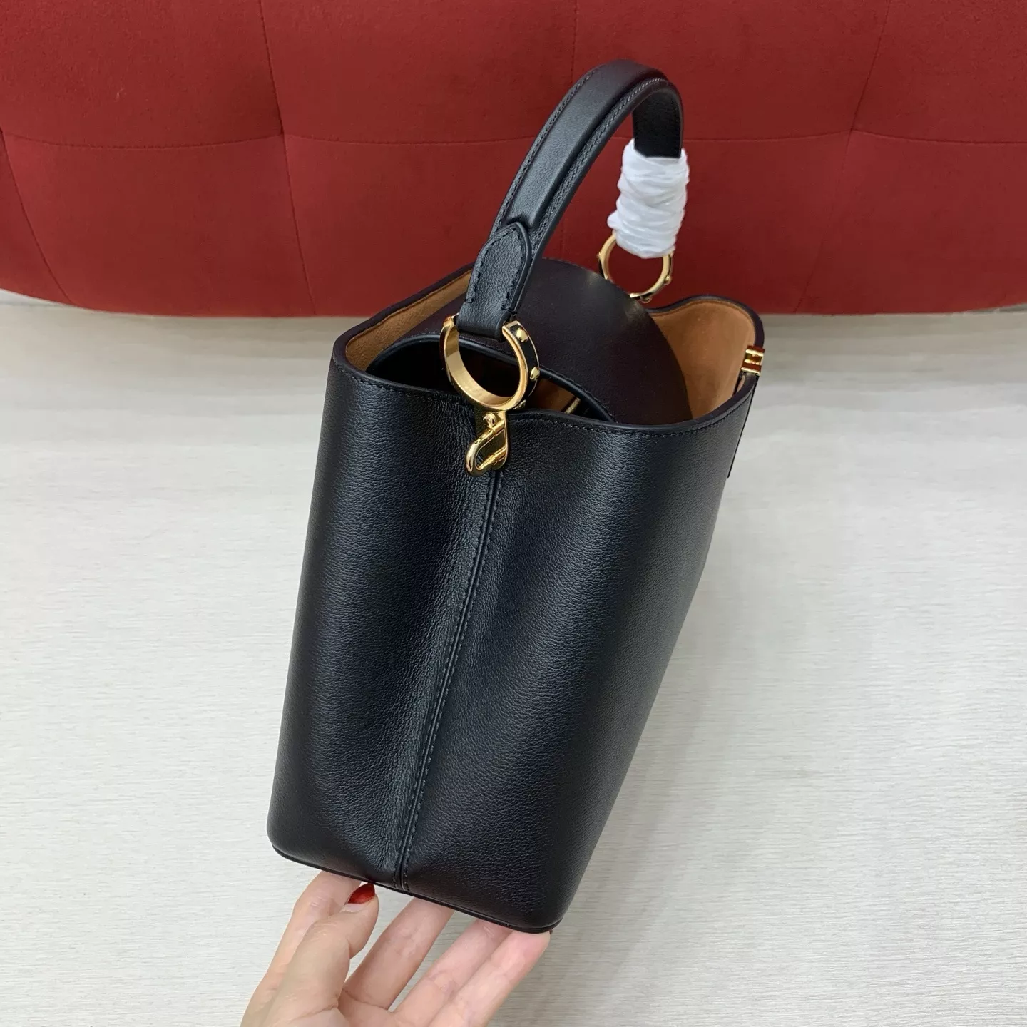 루이비통 카퓌신 수플레 소프트 카프스킨 미디엄 토트백 상세 이미지 22