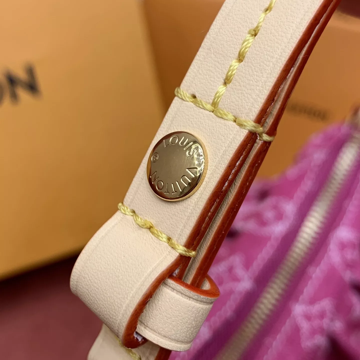 루이비통 워시드 핑크 데님 밸리 미니 숄더백 상세 이미지 7