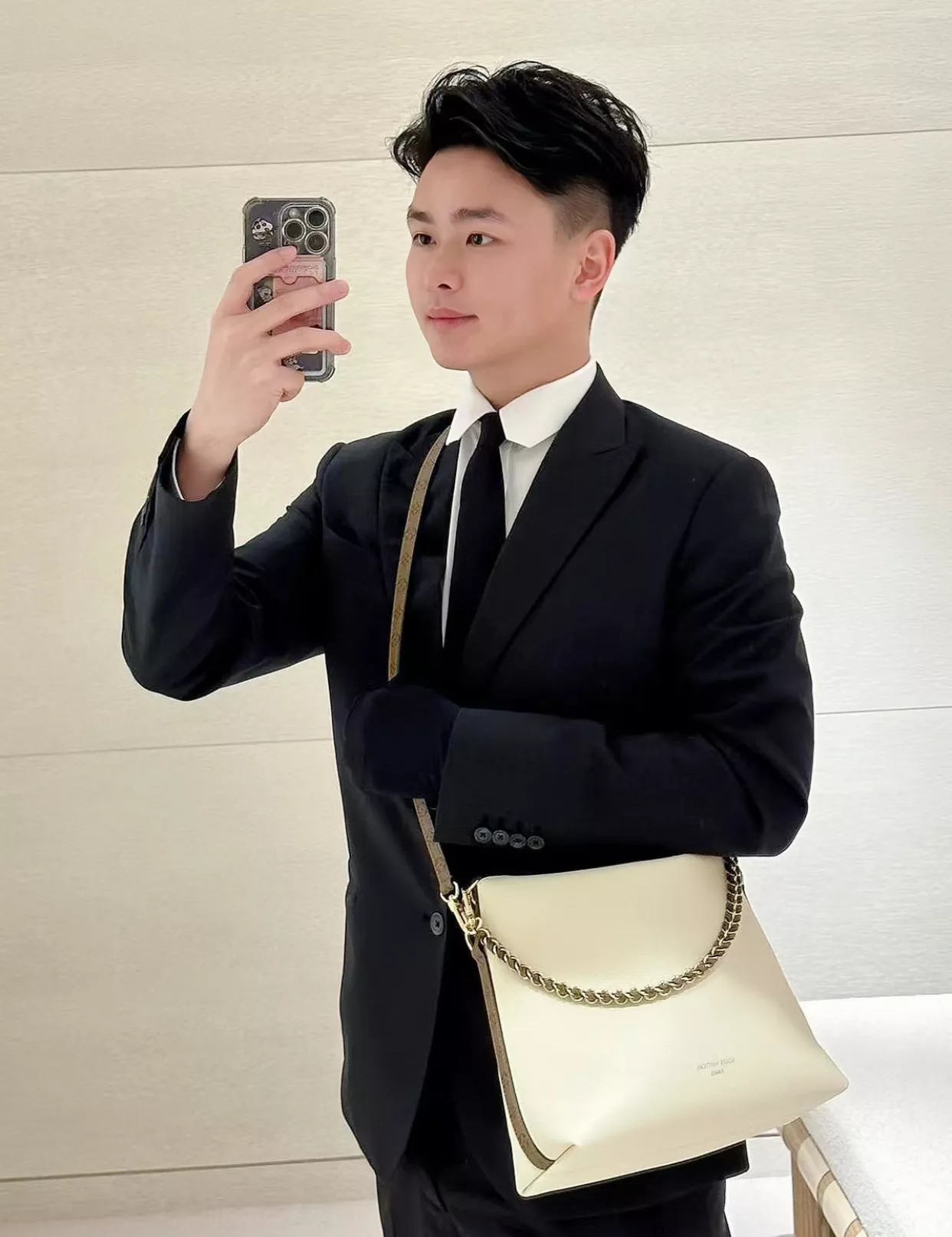 루이비통 멀티패스 화이트 카우하이드 호보백 상세 이미지 32