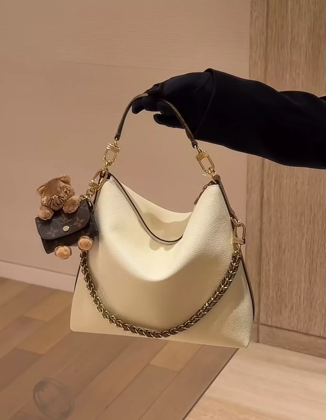 루이비통 멀티패스 화이트 카우하이드 호보백 상세 이미지 36