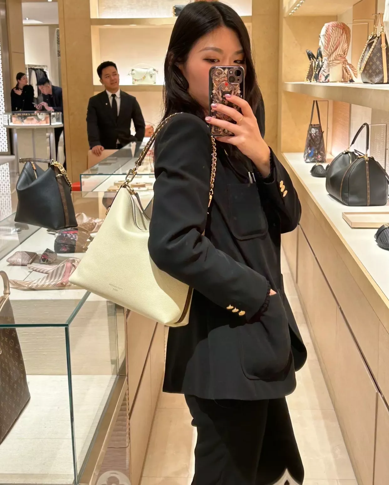 루이비통 멀티패스 화이트 카우하이드 호보백 상세 이미지 33