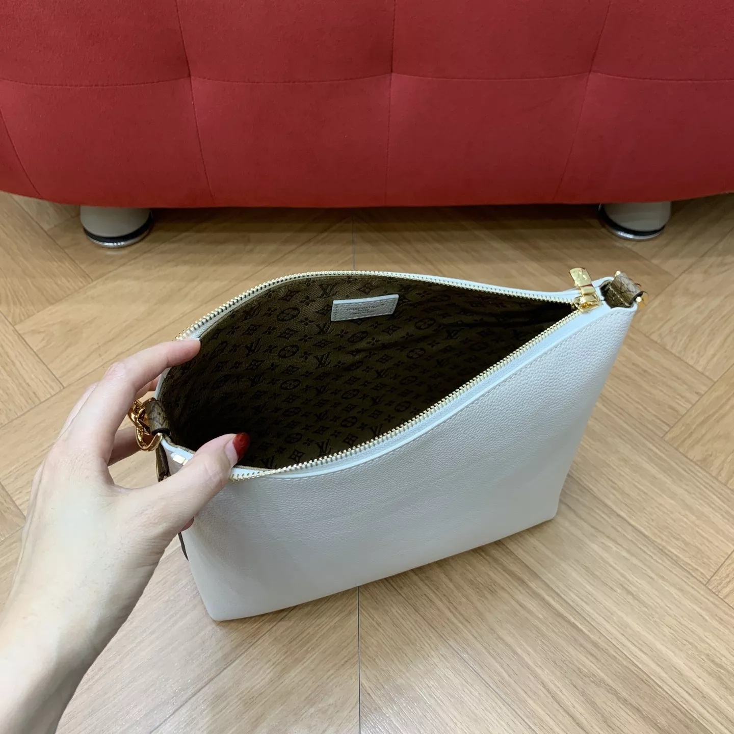 루이비통 멀티패스 화이트 카우하이드 호보백 상세 이미지 27