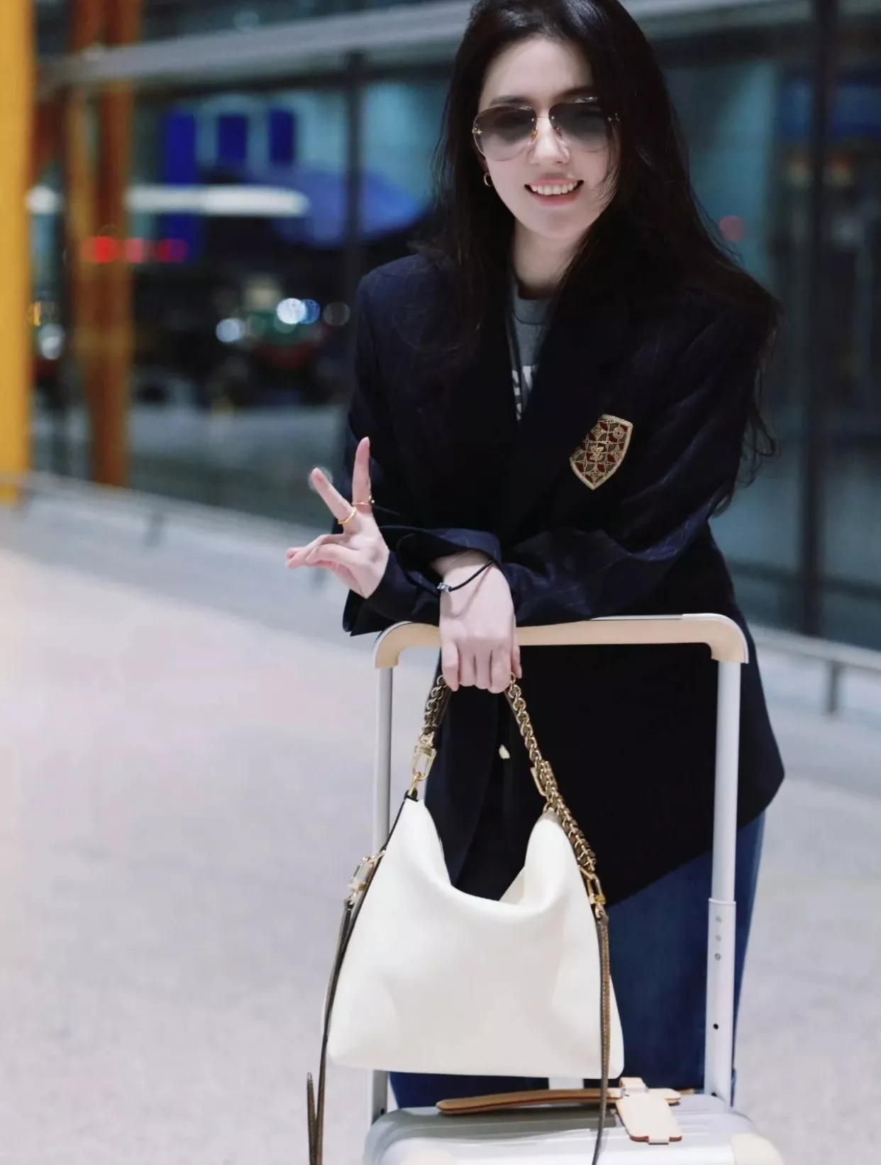 루이비통 멀티패스 화이트 카우하이드 호보백 상세 이미지 44