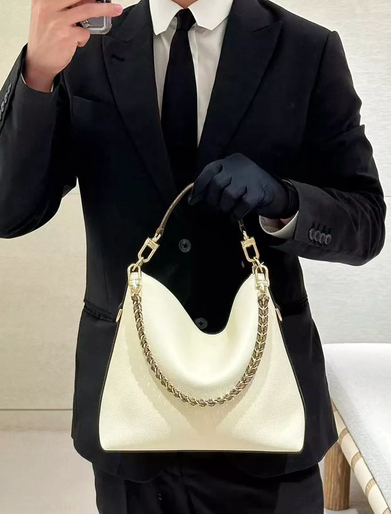 루이비통 멀티패스 화이트 카우하이드 호보백 상세 이미지 31