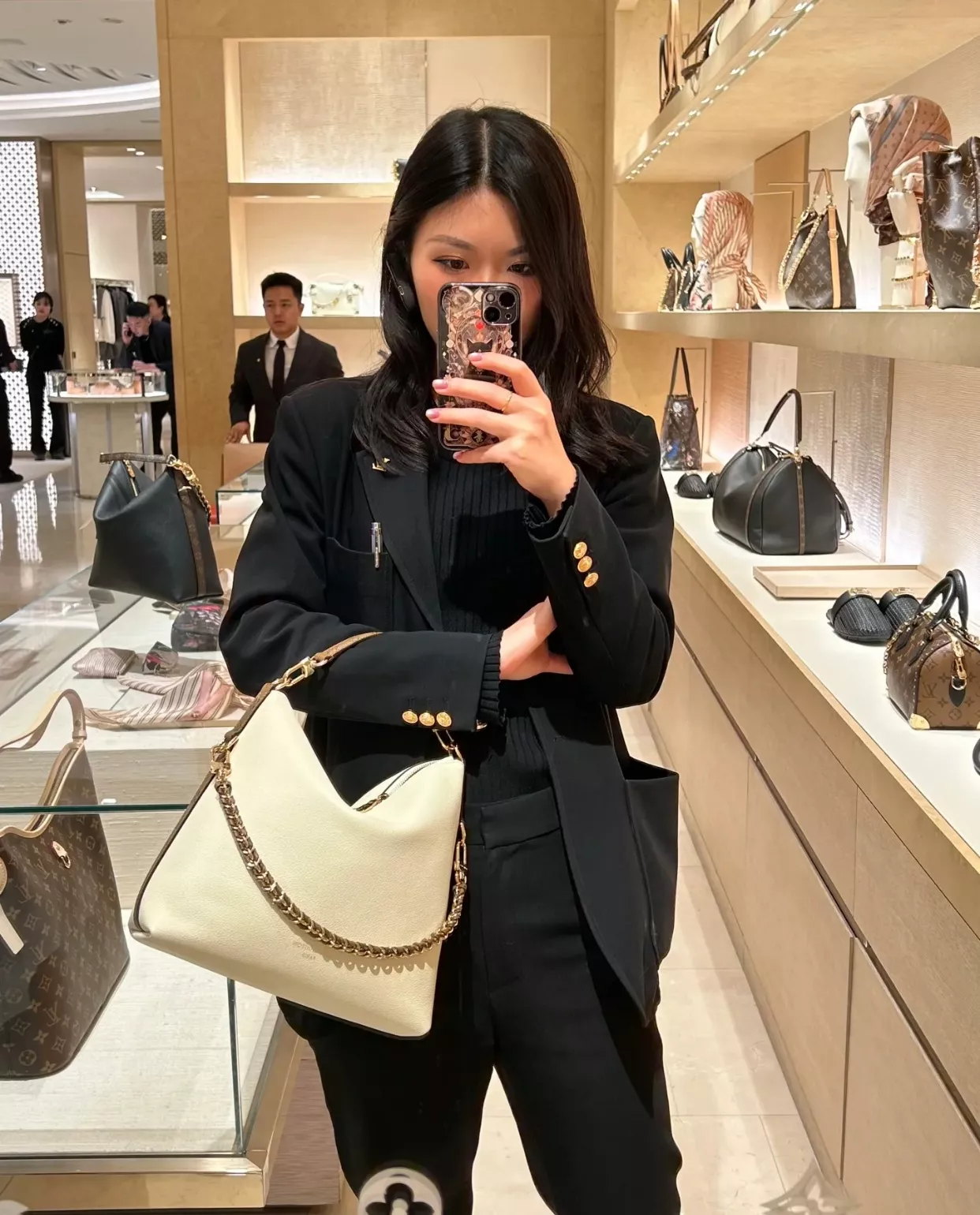 루이비통 멀티패스 화이트 카우하이드 호보백 상세 이미지 35