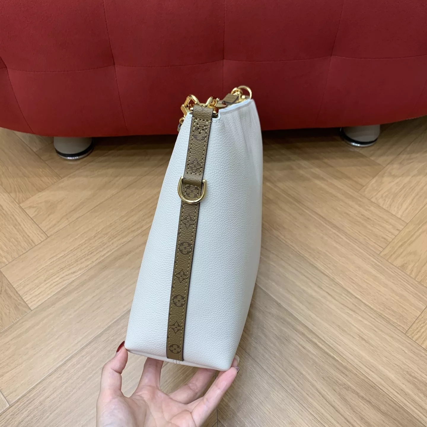 루이비통 멀티패스 화이트 카우하이드 호보백 상세 이미지 23