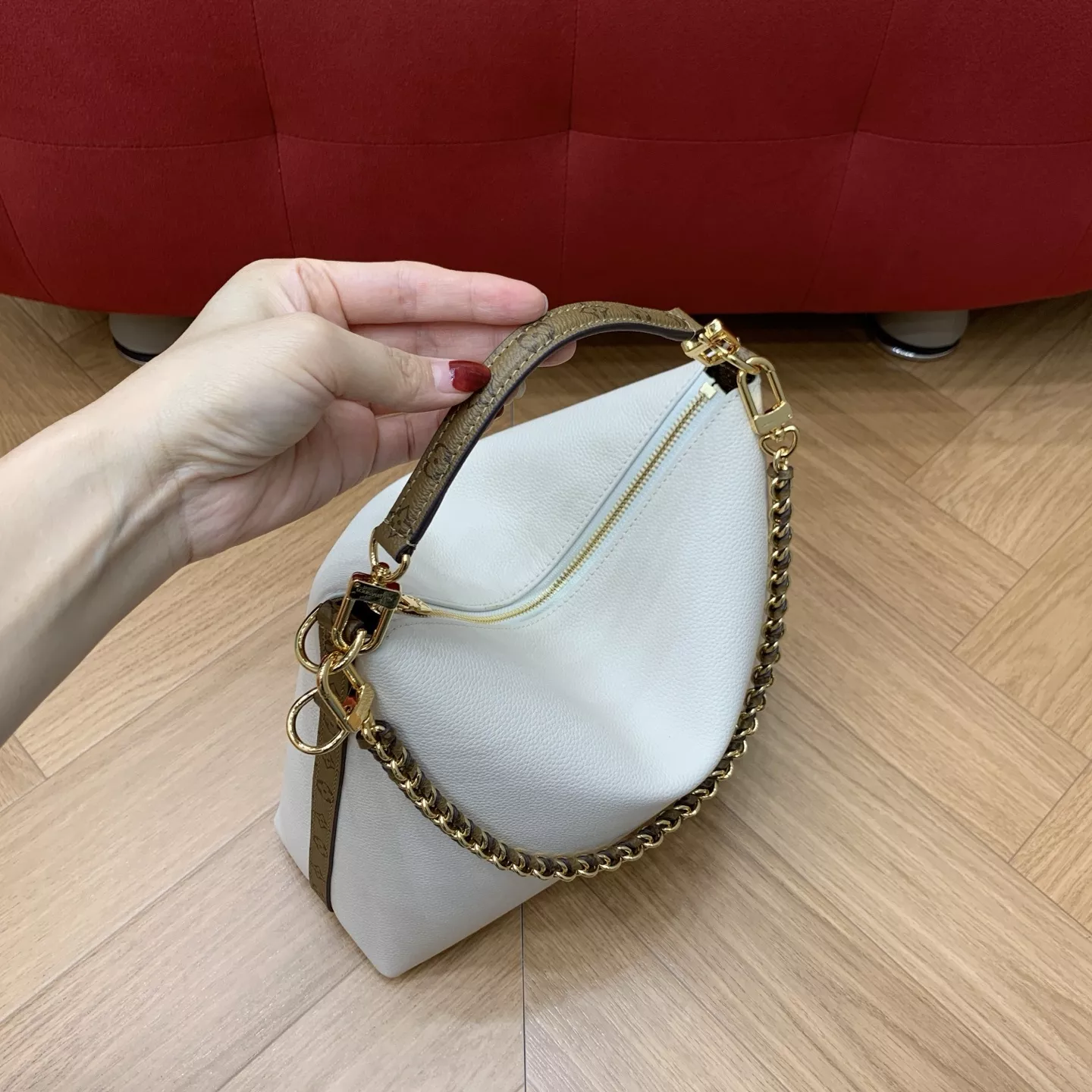 루이비통 멀티패스 화이트 카우하이드 호보백 상세 이미지 26