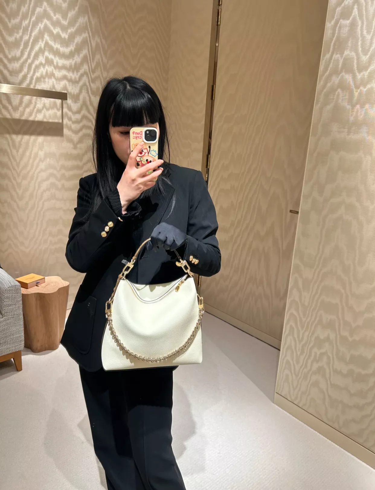 루이비통 멀티패스 화이트 카우하이드 호보백 상세 이미지 37