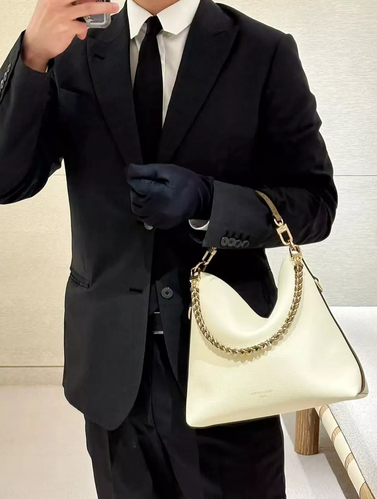 루이비통 멀티패스 화이트 카우하이드 호보백 상세 이미지 34