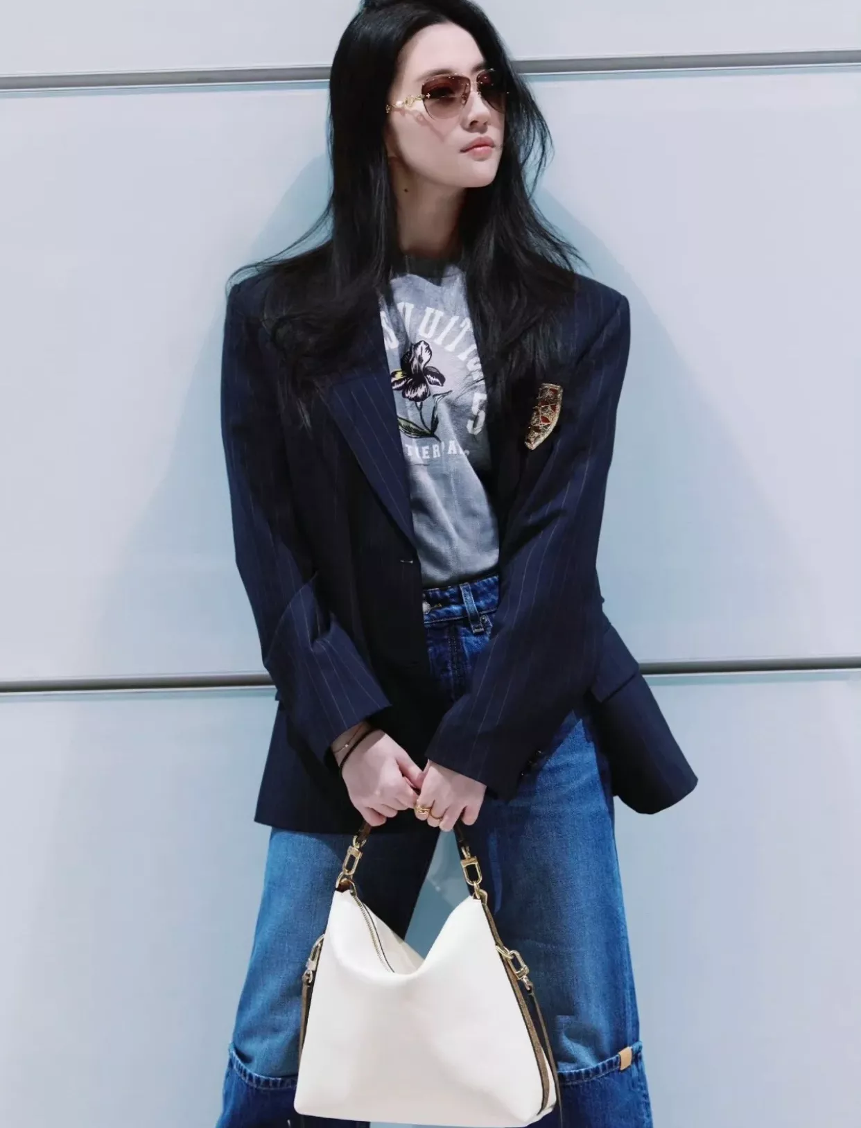 루이비통 멀티패스 화이트 카우하이드 호보백 상세 이미지 43
