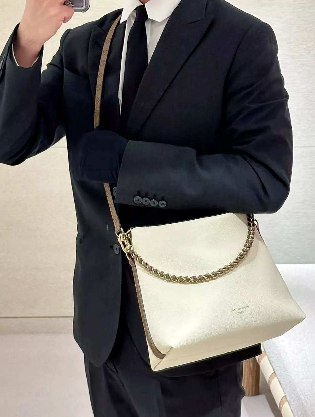 루이비통 멀티패스 화이트 카우하이드 호보백 상세 이미지 30