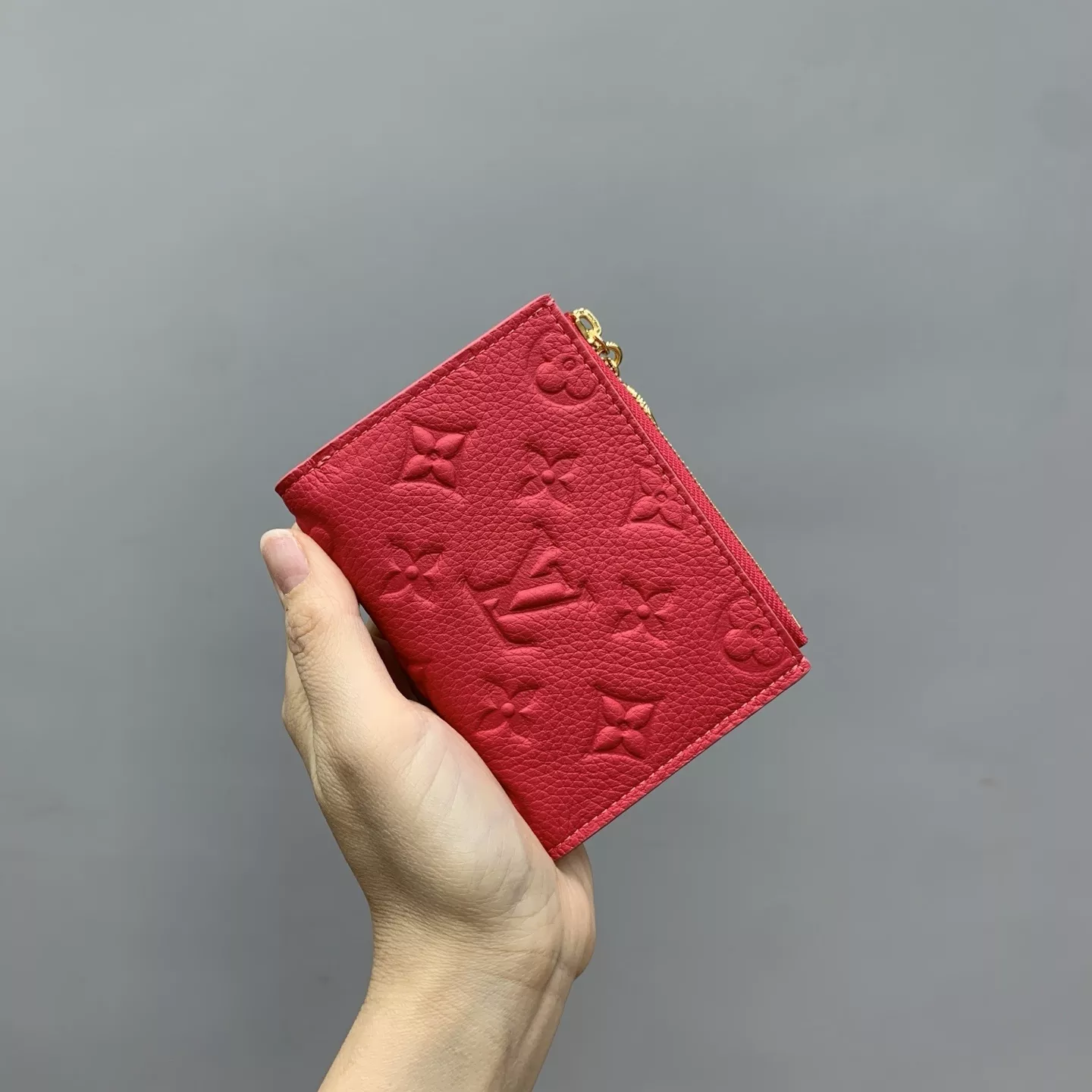 루이비통 리사 엠보스 로고 레드 반지갑 상세 이미지 12