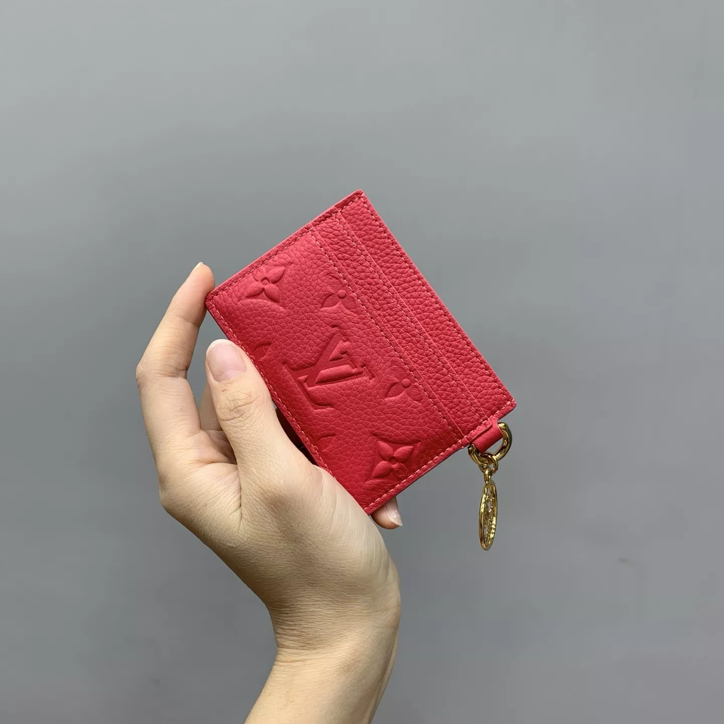 루이비통 참 장식 스트로베리 레드 엠보 카우하이드 카드지갑 상세 이미지 13