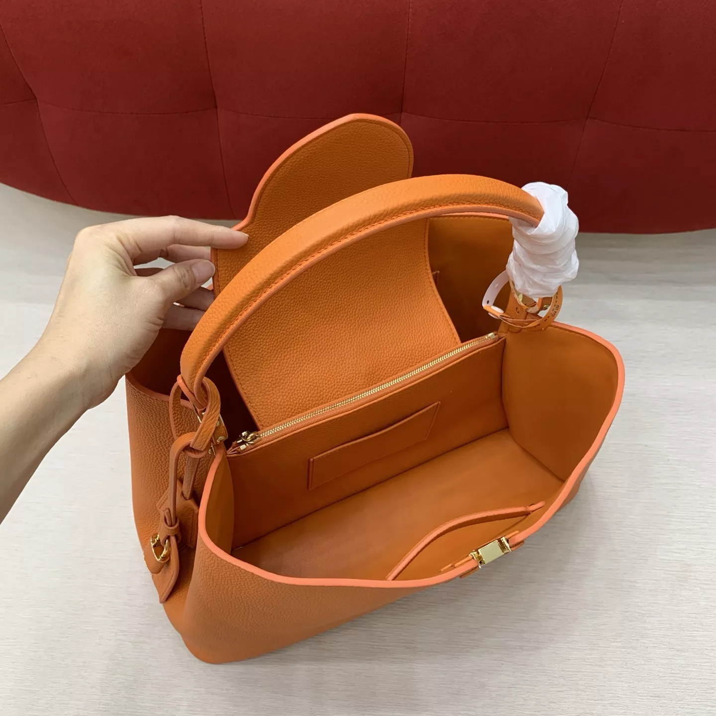 루이비통 카퓌신 비저너리 그레인 카프스킨 토트백 상세 이미지 17