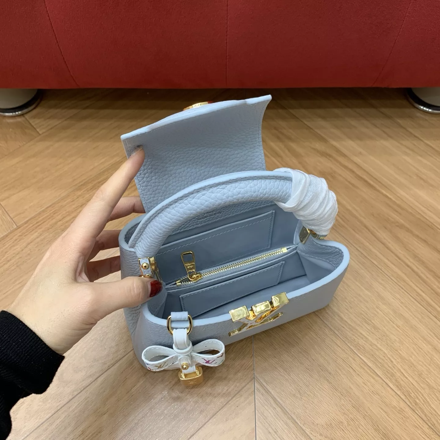 루이비통 카퓌신 미니 삼색 포인트 토트백 상세 이미지 27