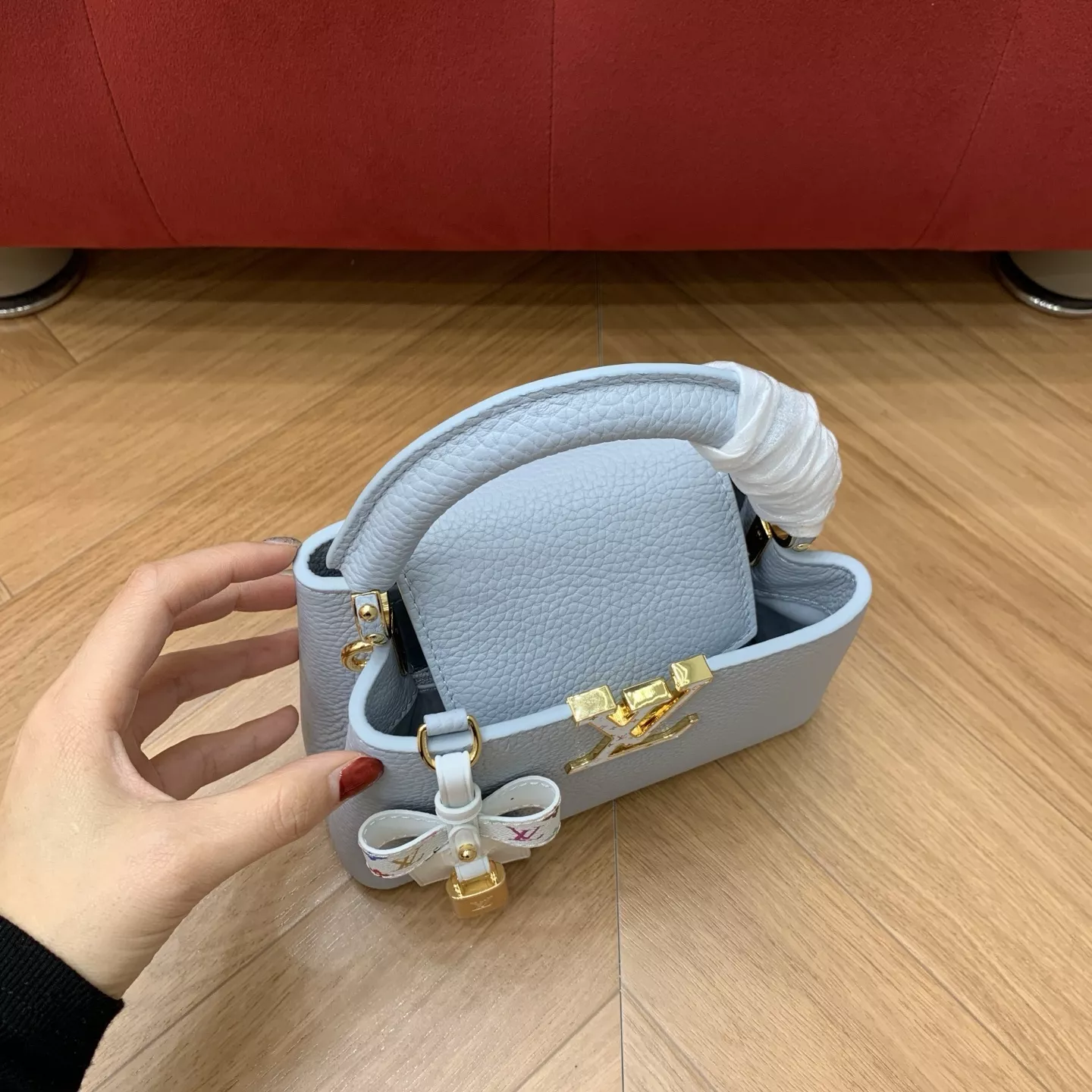 루이비통 카퓌신 미니 삼색 포인트 토트백 상세 이미지 26