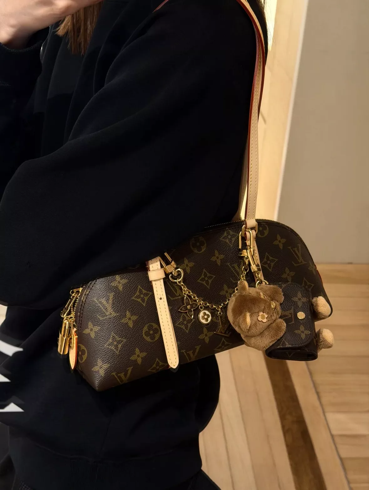 루이비통 스콰이어 모노그램 캔버스 호보 숄더백 상세 이미지 45