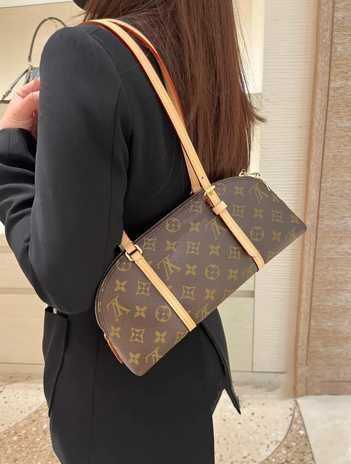 루이비통 스콰이어 모노그램 캔버스 호보 숄더백 상세 이미지 48
