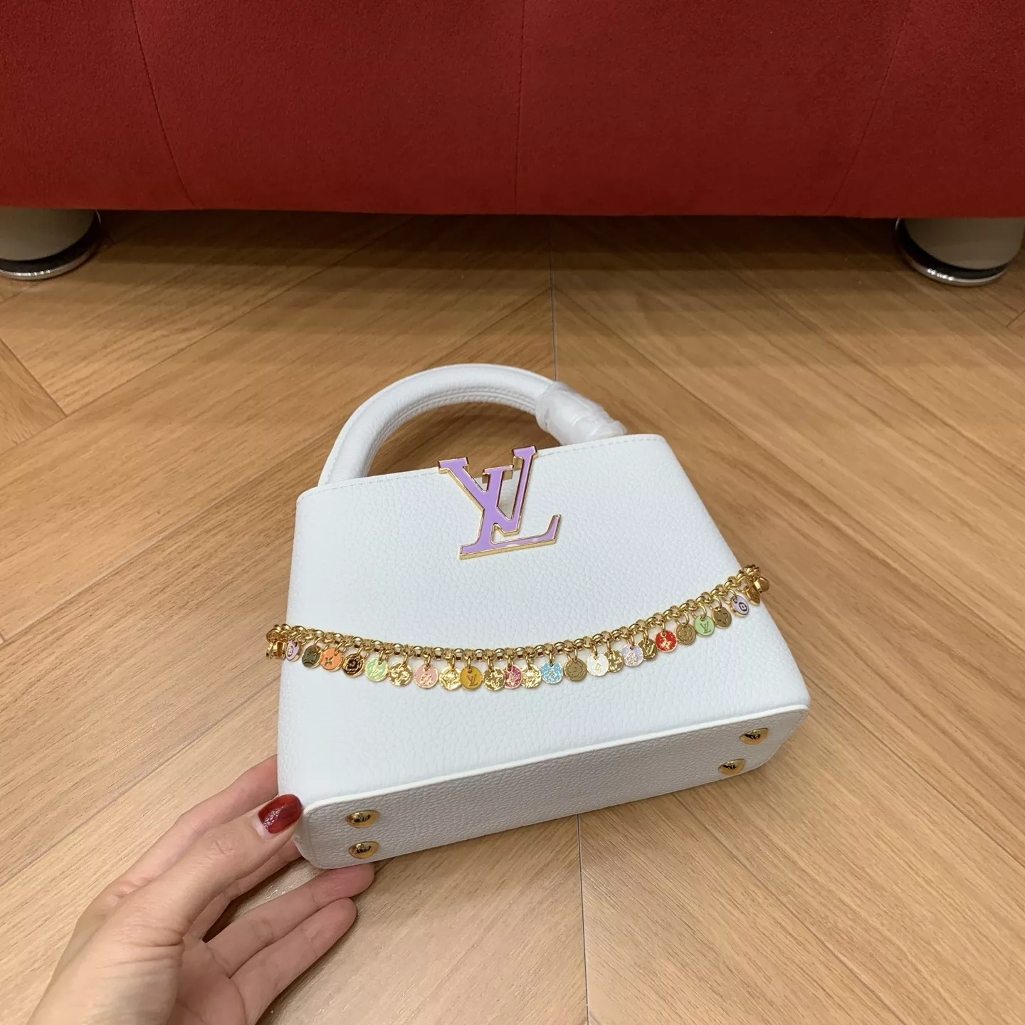 루이비통 화이트 카퓌신 미니 체인 장식 토트백 상세 이미지 25