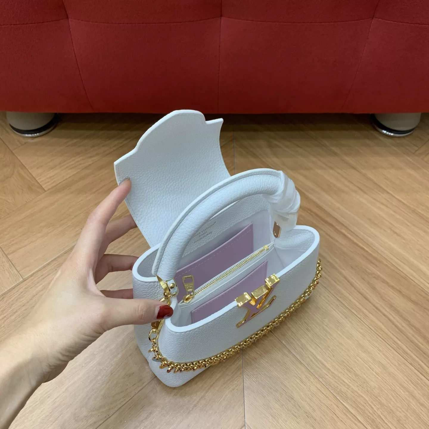 루이비통 화이트 카퓌신 미니 체인 장식 토트백 상세 이미지 28
