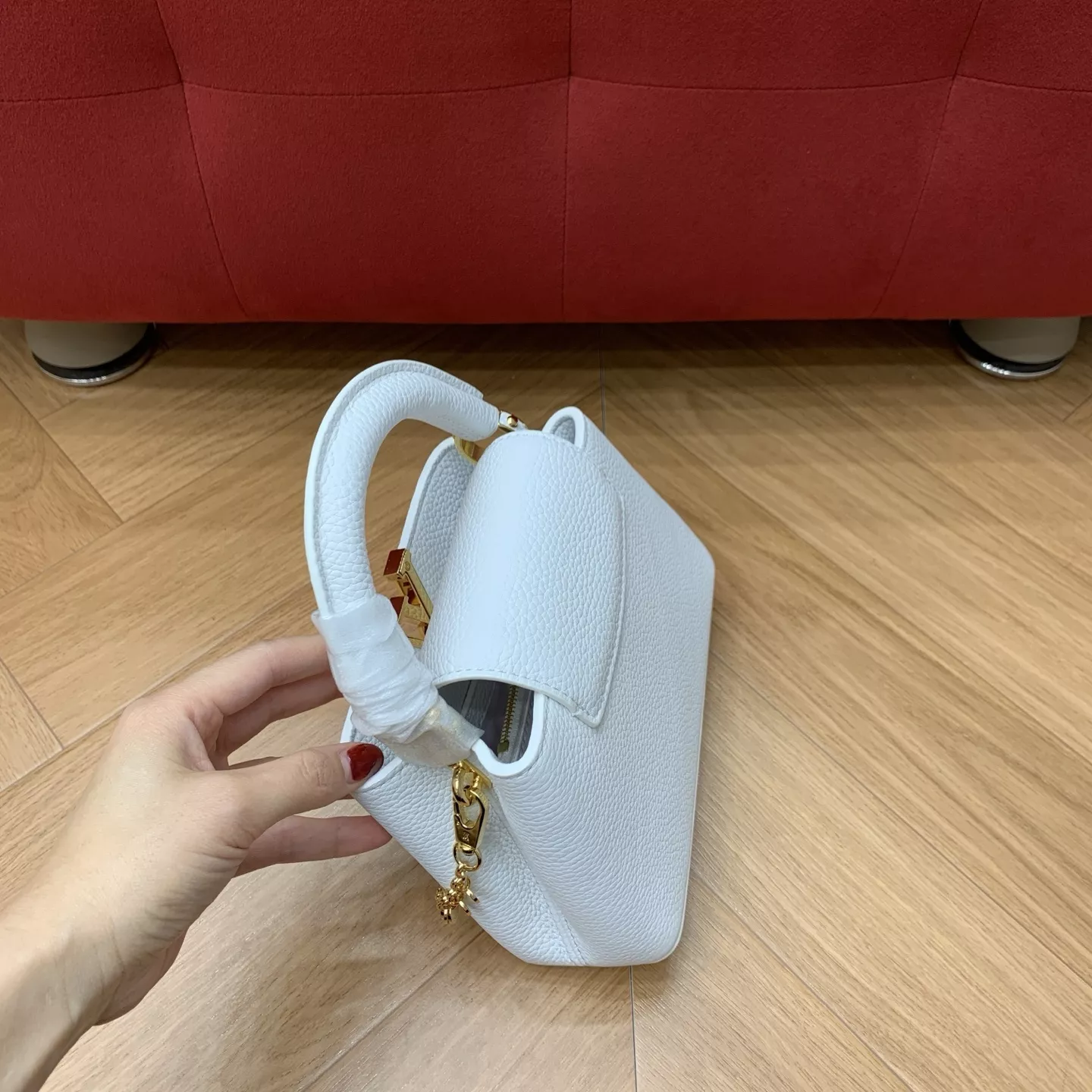 루이비통 화이트 카퓌신 미니 체인 장식 토트백 상세 이미지 24